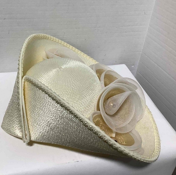 Elegant Cream Floral Women's Hat - Picture 6 of 8